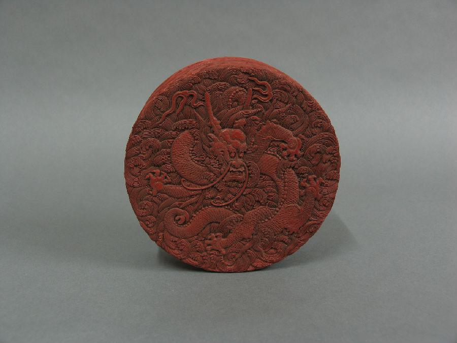 图5 清乾隆龙纹剔红圆盒.jpg