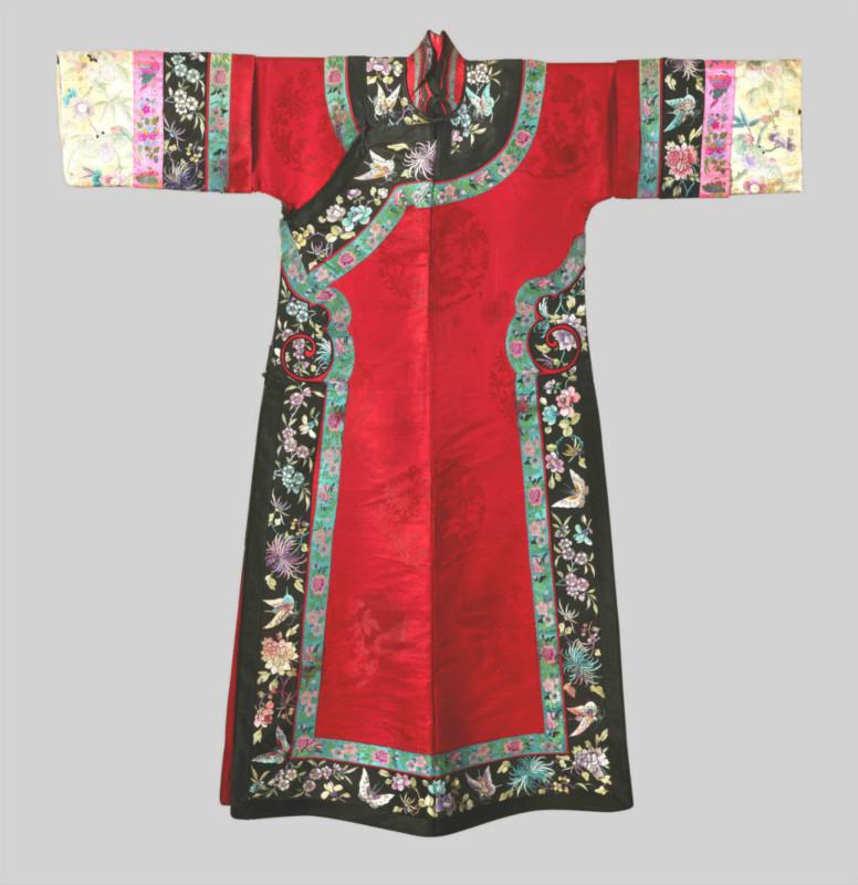 红色暗花绸氅衣,清晚期,北京艺术博物馆藏.jpg