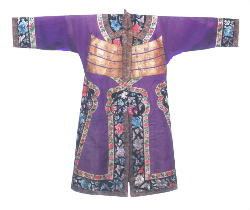 雪青色团暗花缎如意式对襟箭袍 清 哈密市博物馆藏.jpg