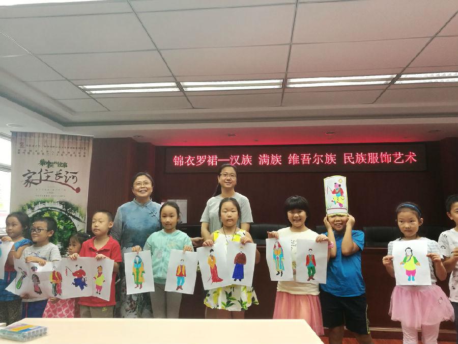 孩子们眼里的民族服装.jpg