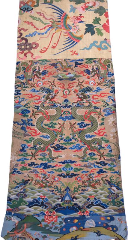 7,清康熙,金地缂丝五彩加孔雀羽云蟒纹帘(艺12).jpeg
