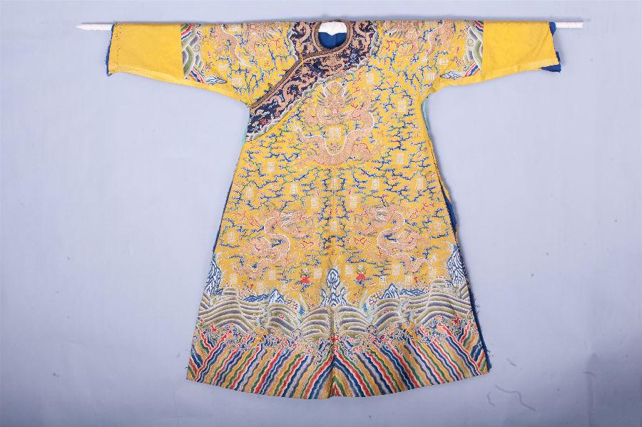 图11 明黄绸绣五彩云蝠万寿金龙夹袍(1).jpg