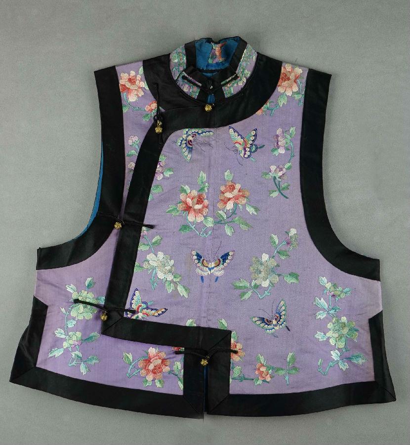 图1 荷色宁绸绣花蝶纹琵琶襟坎肩.jpg