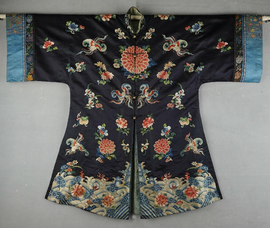 图2 石青缎地绣花蝶海水江崖纹女褂.jpg