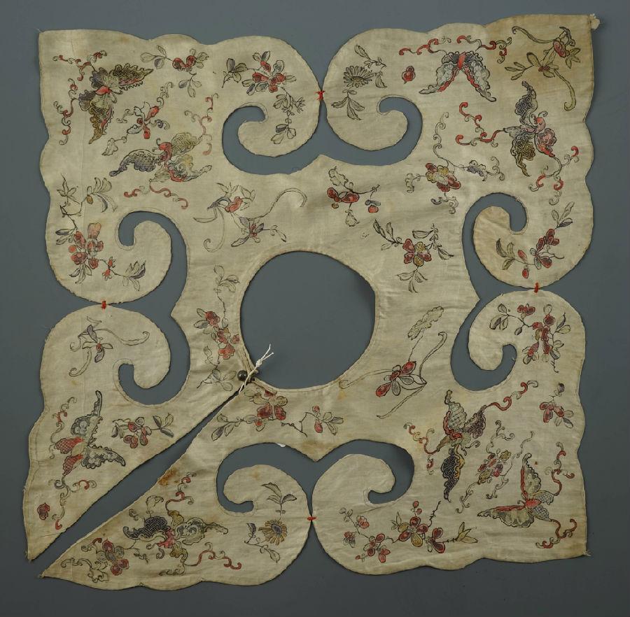 图3 白缎印花蝶纹云肩.jpg