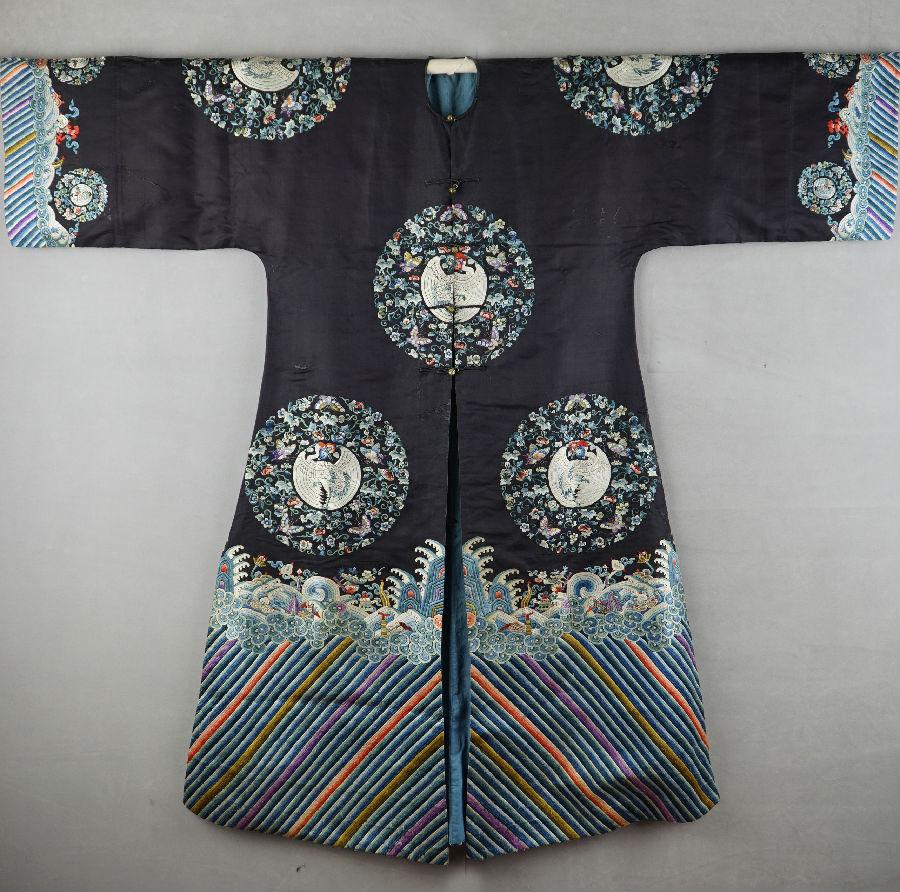 图6 石青绸地绣海水江崖团鹤纹褂.jpg