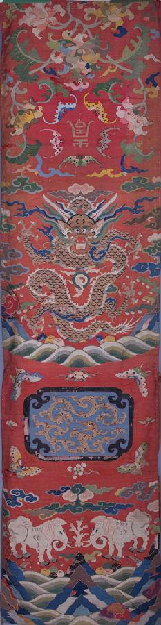 图7 红地缂丝金龙夔龙蝶象纹椅披.jpg