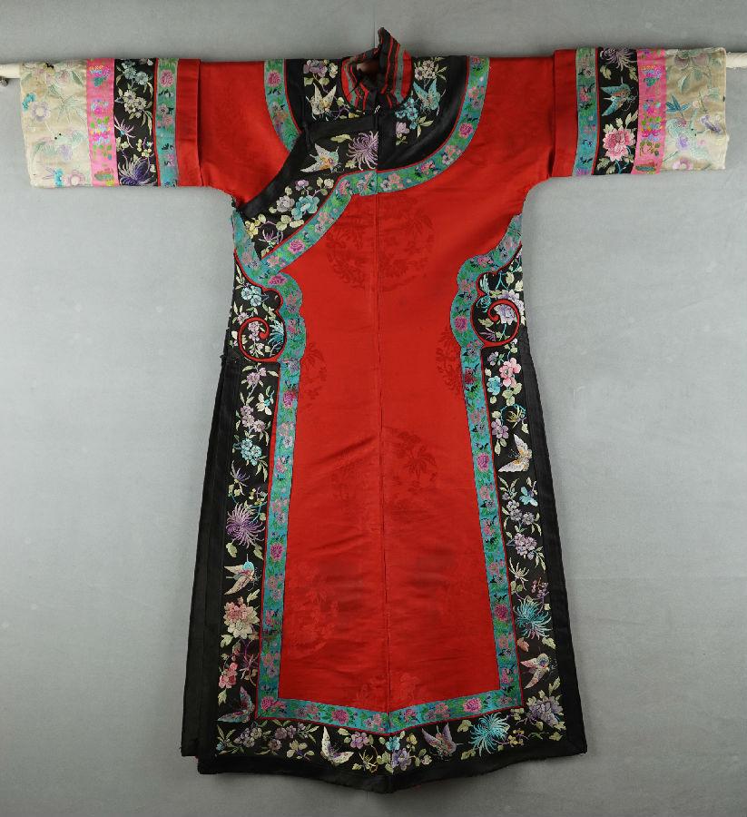 图8 红色暗花绸镶花蝶纹边氅衣.jpg