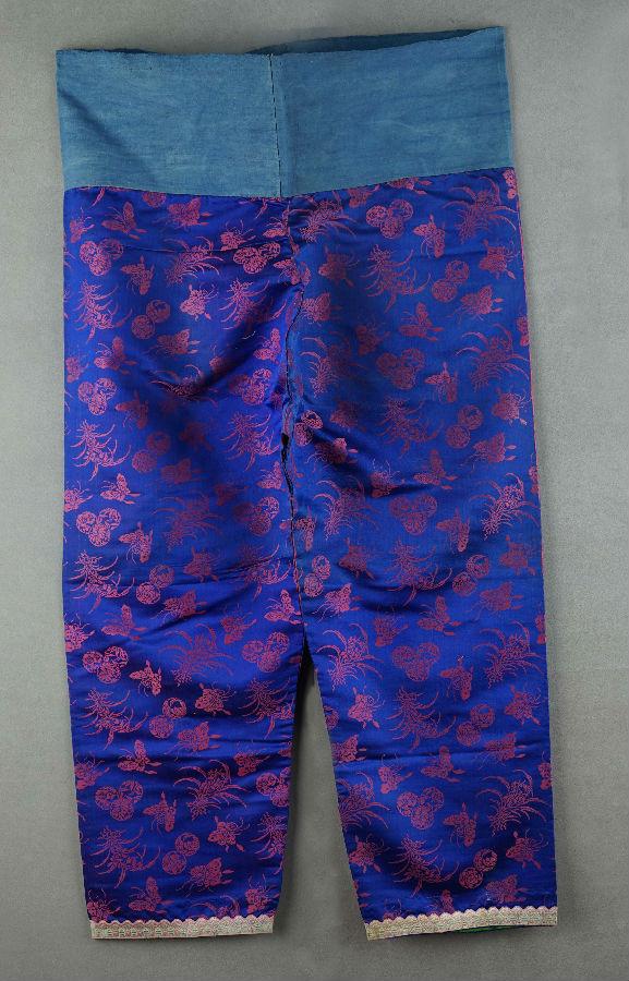 图9宝蓝兰蝶皮球花纹闪缎裤.jpg