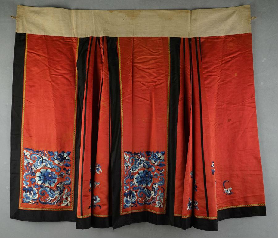 图11 红缎地三蓝绣花蝶纹马面裙.jpg