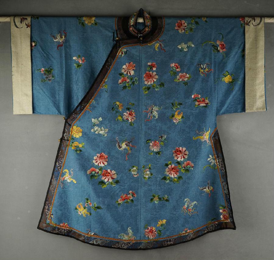 图12蓝暗花纱地绣花蝶纹女衫.jpg