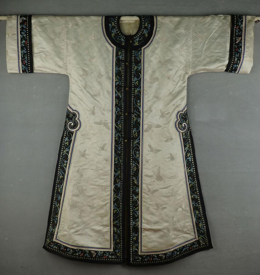 图14 白缎地绣本色百蝶纹女褂.jpg